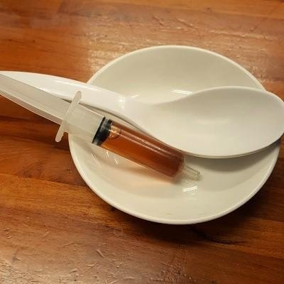 注射器に入った、にぼし系のスープ